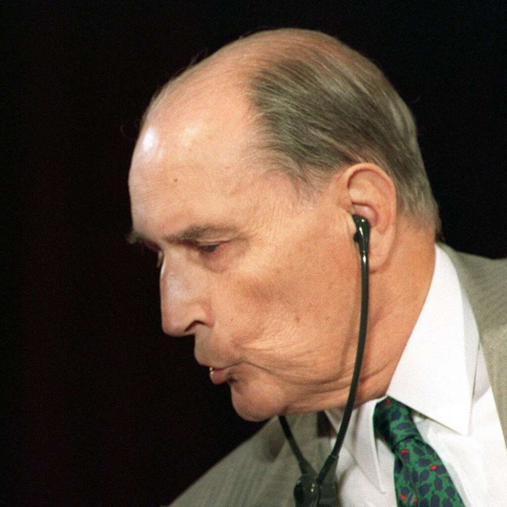 François Mitterrand en 1993, alors président de la République - "Depuis plus de douze ans tout a été essayé. Si on fixe la conquête de l'emploi comme objectif prioritaire, on a raison."
