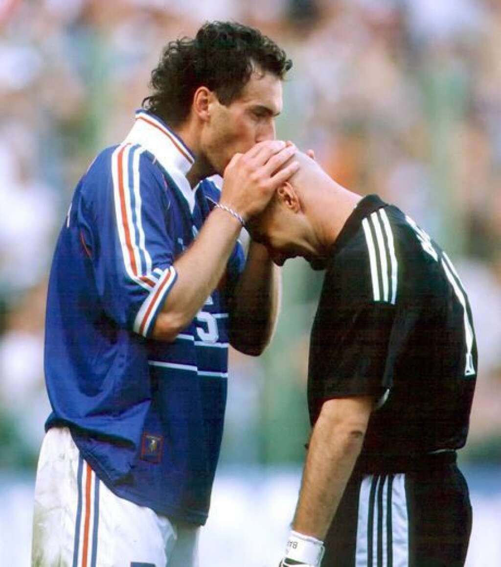 Le bisou France 1998 - Laurent Blanc qui embrasse le crane de Fabien Barthez, tout un symbole de France 1998 et un baiser footballistique culte.