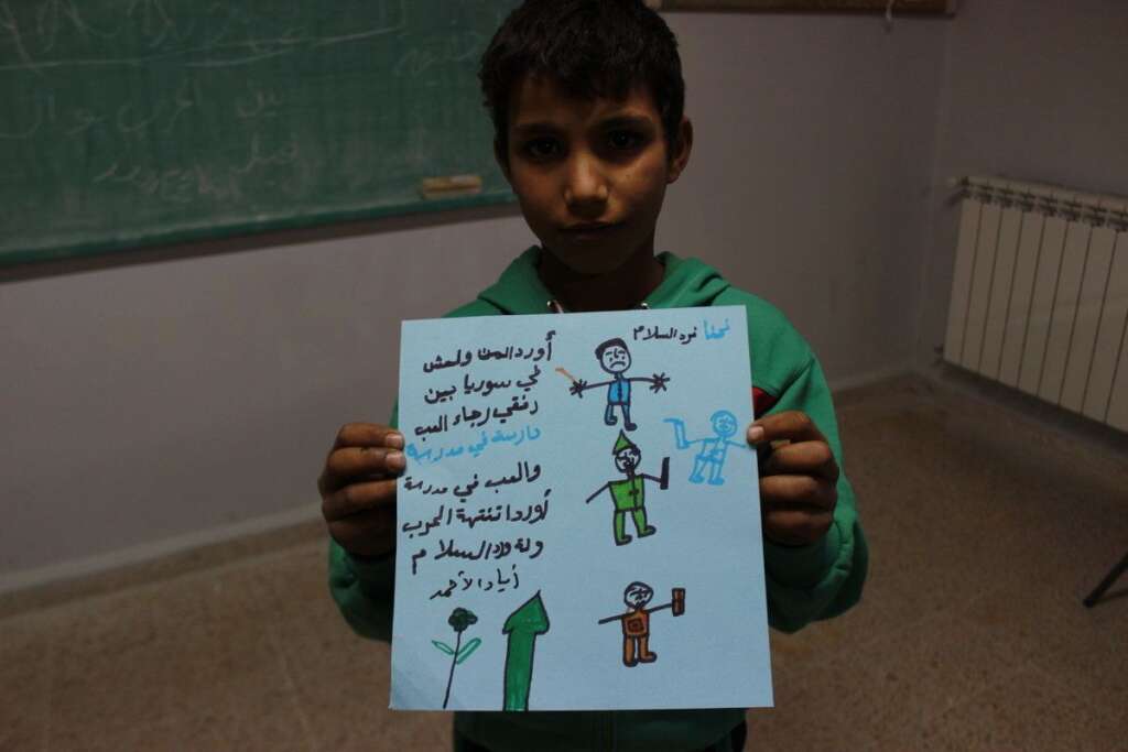 Zeiad, 11 ans - Zeiad a dessiné quatre personnages qui représentent le peuple syrien. Il a écrit: "Nous voulons la paix, je voudrais retourner avec mes amis, jouer et étudier dans mon collège, je veux que cette guerre se termine et qu'elle soit remplacée par les fleurs de la paix."