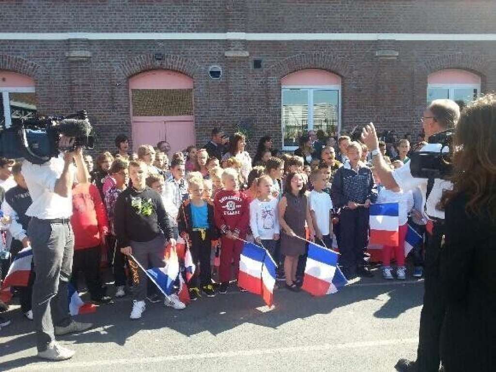 Valérie Fourneyron à Denain - <blockquote class="twitter-tweet"><p>Touchante la Marseillaise des enfants de Denain qui accueillent le Président dans leur école pour rentrée scolaire <a href="http://t.co/Fk4ZNsV0Od">pic.twitter.com/Fk4ZNsV0Od</a></p>— Valérie Fourneyron (@vfourneyron) <a href="https://twitter.com/vfourneyron/statuses/374825548138430464">September 3, 2013</a></blockquote> <script async src="//platform.twitter.com/widgets.js" charset="utf-8"></script>