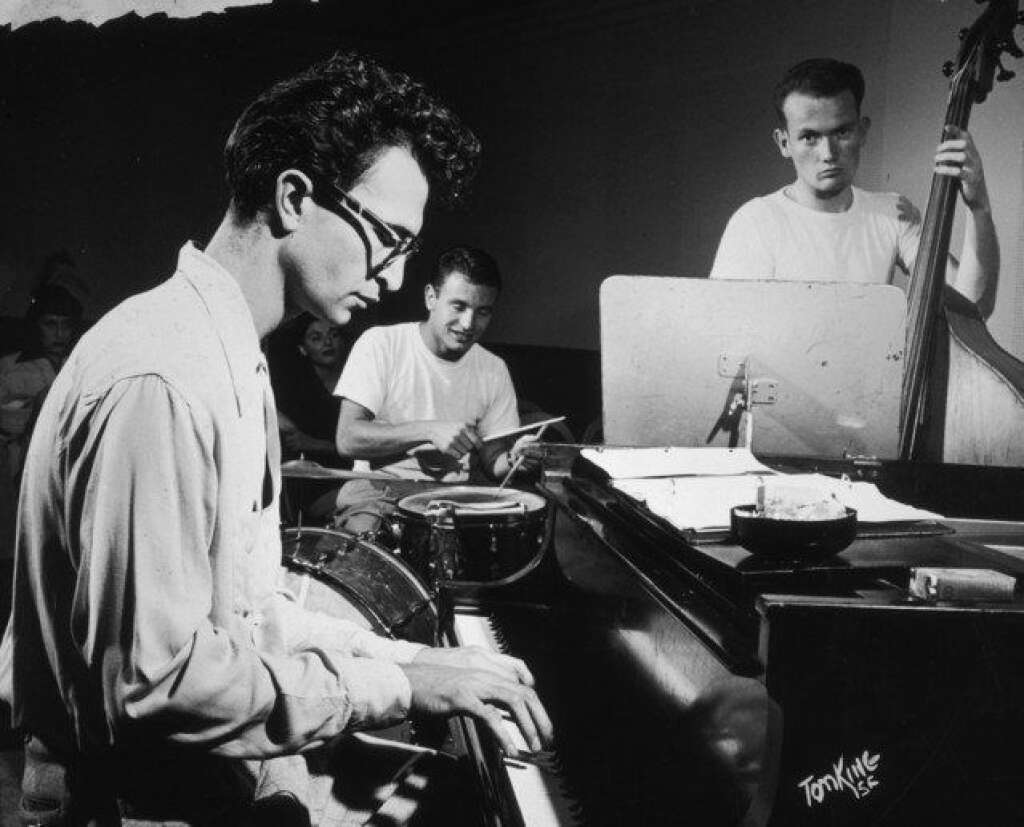 Dave Brubeck - Le pianiste de jazz américain Dave Brubeck est mort à 91 ans. Le jazzman avait <a href="http://www.huffingtonpost.fr/2012/12/05/pianiste-jazz-dave-brubeck-disparition_n_2245212.html">connu la gloire</a> dans les années 50 avec <em>Take five</em>, tube planétaire enregistré avec son fameux quartette. Le disque <em>Time out</em>, qui réunit ce morceau légendaire et <em>Blue rondo à la Turk</em>, se vendra à plus d'un million d'exemplaires.