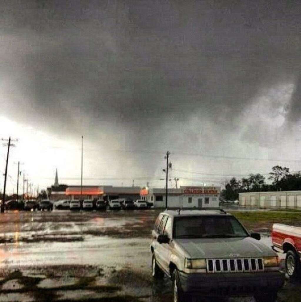 - Tornado forming in Pascagoula, MS.  (CREDIT: Twitter user <a href="https://twitter.com/J_Sims_4" target="_hplink">@J_Sims_4</a>)