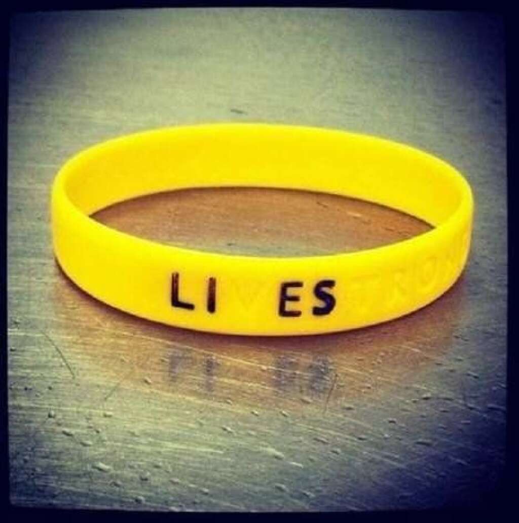 Les fameux bracelets jaunes détournés pour faire apparaître le mot "mensonges" -