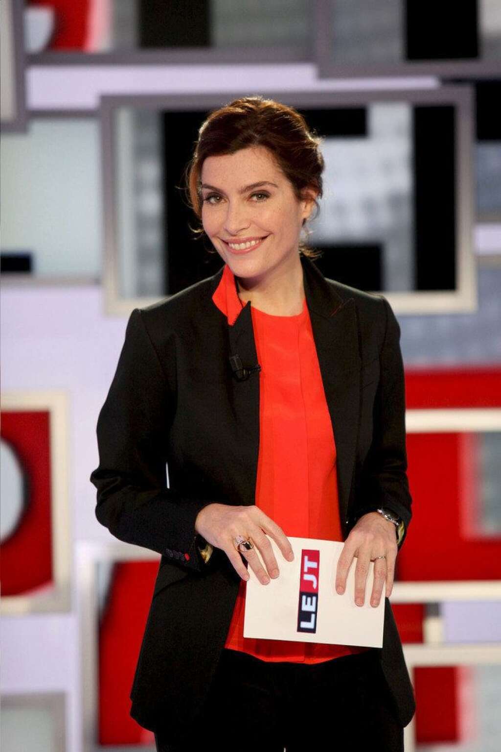 Daphné Roulier sur France 2 - Le service public s'offre les services du visage de l'info sur Canal+ et de <em>L'Effet Papillon</em>. Roulier doit prendre en charge un talk-show quotidien à 18h15 selon l'Express.