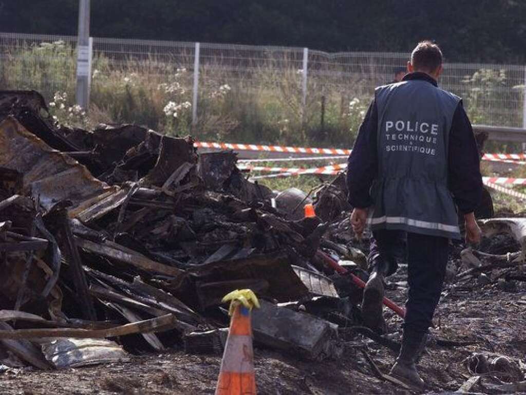 Le Concorde Air France du vol 4590 (25 juillet 2000) - Le 25 juillet 2000, le vol 4590 d’Air France, un Concorde, s'écrase presque tout de suite après son décollage. L'enquête a vite montré que ses moteurs étaient en feu au décollage de l’aéroport de Roissy Charles-de-Gaulle. Le crash a tué les 109 passagers et membres d’équipage ainsi que quatre personnes au sol. Le drame a été provoqué par l'explosion du train arrière gauche qui a enflammé le kérosène des moteurs.