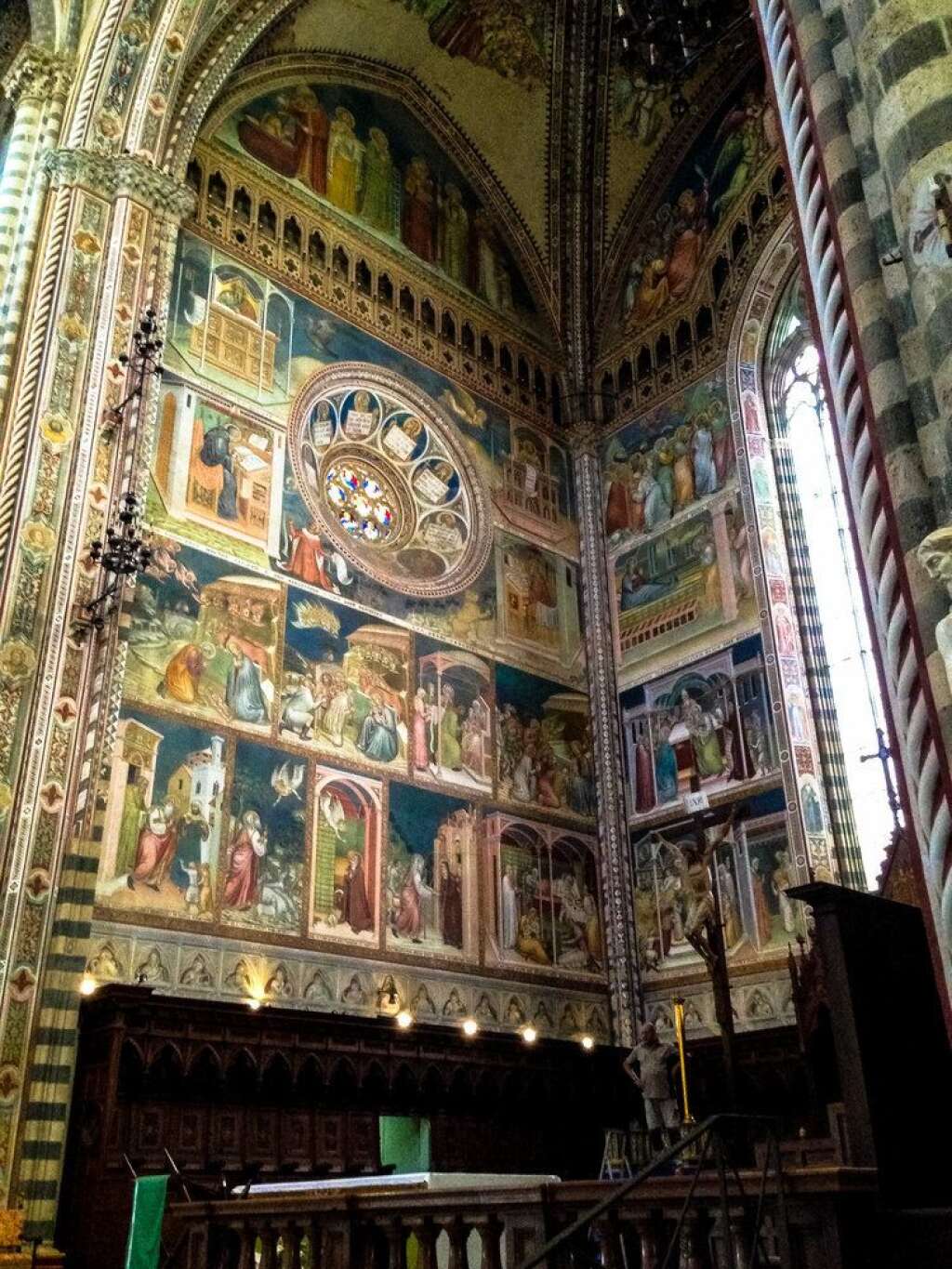 La chapelle San Brizio - Les peintures de la chapelle Saint Brice représentent un témoignage inestimable de l'art pictural italien de cette époque. Réalisées par Fra Angelico, appelé le peintre des anges, ces peintures mettent en scène le jugement dernier.