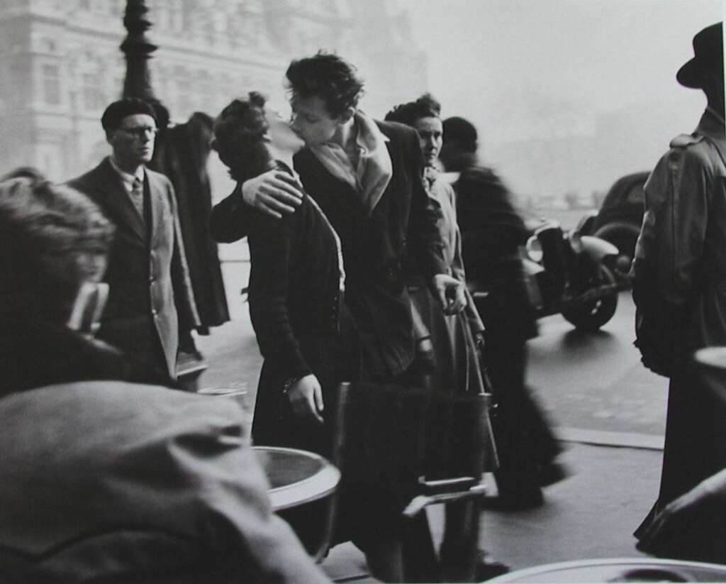 Le baiser de l'hôtel de ville, par Robert Doisneau - Le Baiser de l'hôtel de ville ou l'une des photos cultes de Robert Doisneau, prise en 1950 à proximité de l'hôtel de ville à Paris.  Pour la petite histoire, il s'agirait d'une photo "posée" contrairement aux habitudes de Doinseau.