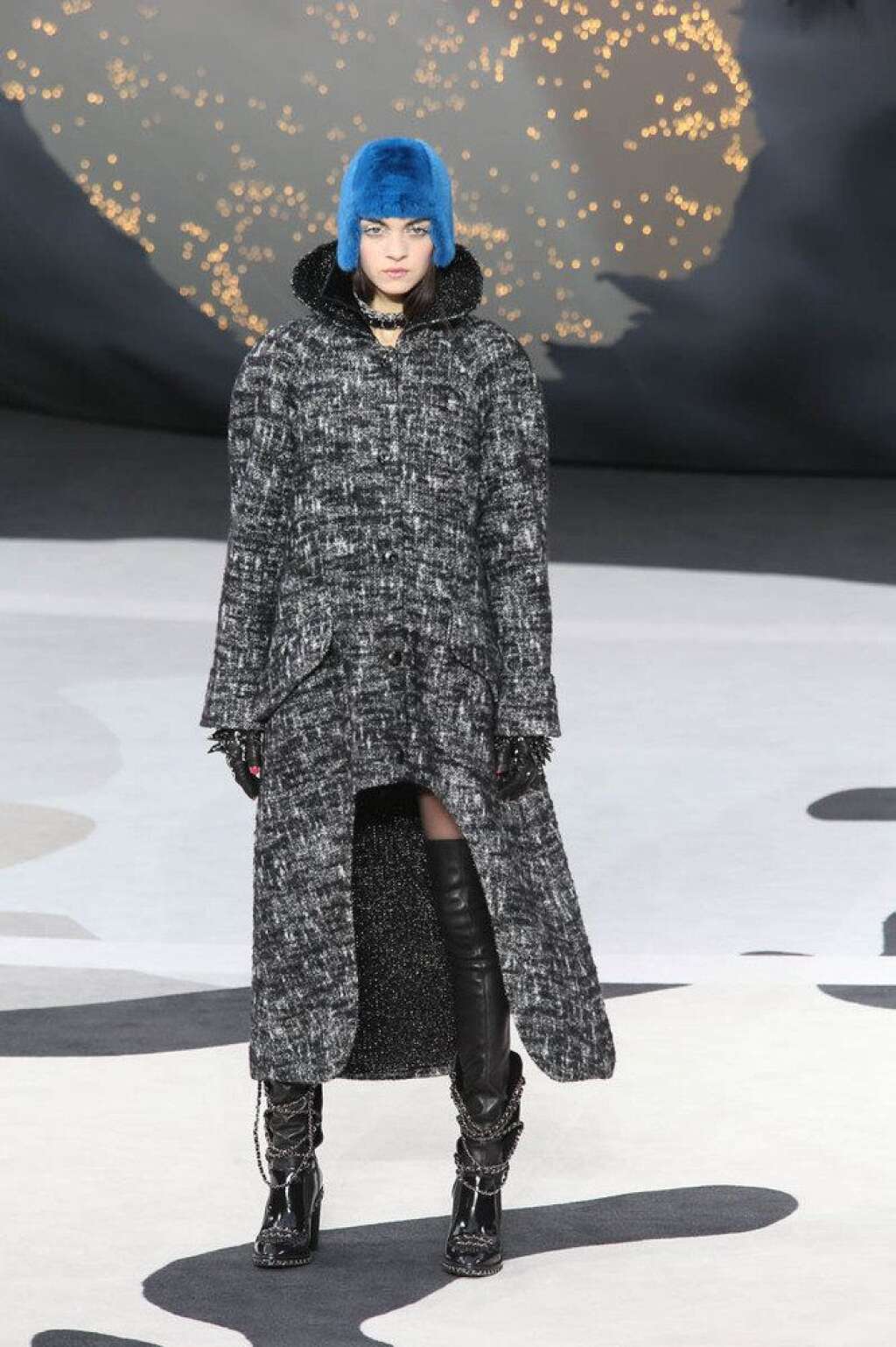 L'asymétrie de Chanel - <a href="http://www.huffingtonpost.fr/raphaelle%20orsini/fashion-week-paris-chanel_b_2819488.html">Voir le billet</a>  Fashion week de Paris: <em>Automne-Hiver 2013-2014</em>