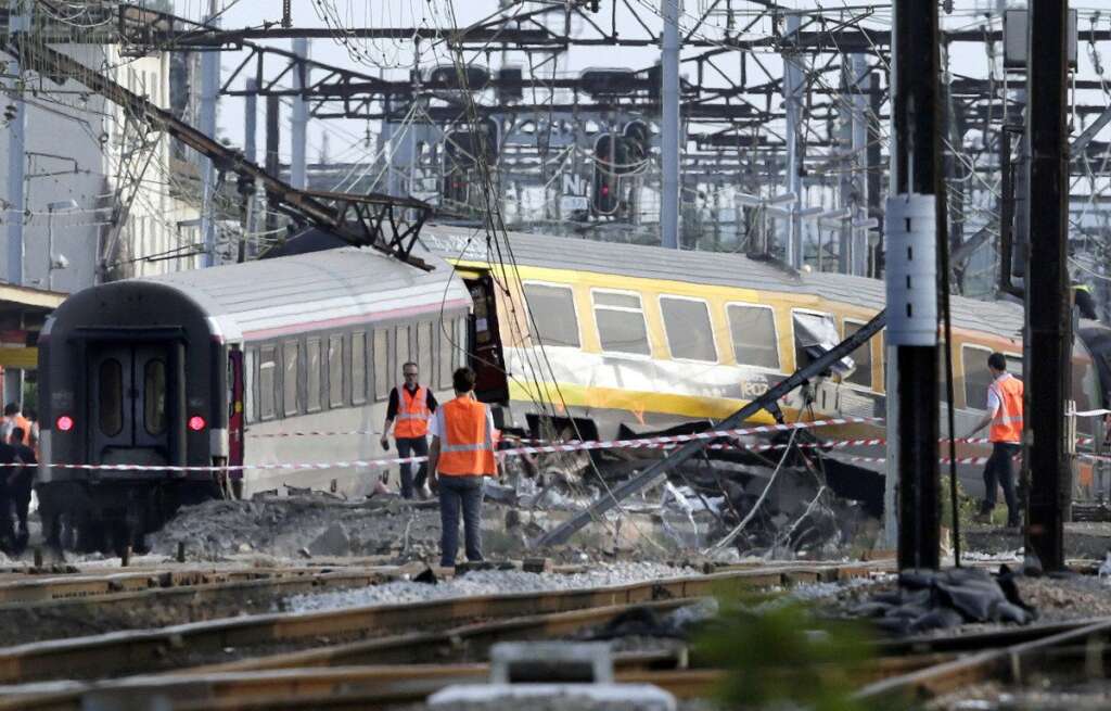 Le 12 juillet 2013 en France - 6 personnes sont tuées par le déraillement du train Intercités Paris-Limoges en gare de Brétigny-sur-Orge, au sud de Paris.