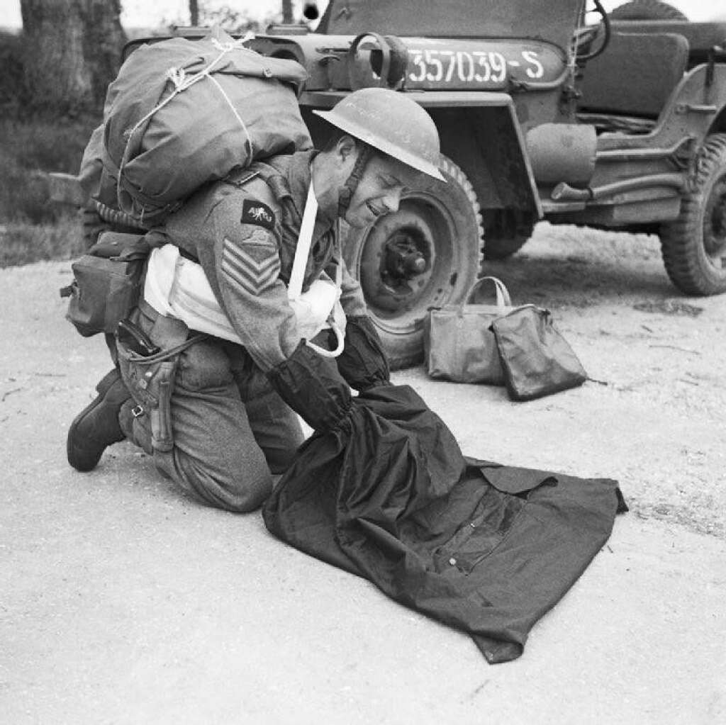 Le Débarquement photographié par l'armée - Outre le photographe Robert Capa, le débarquement a été photographié par les armées elles-mêmes. Ici le sergent W. A. Greenhalgh, membre de la "Army Film and Photographic Unit" britannique lors d'un exercice.