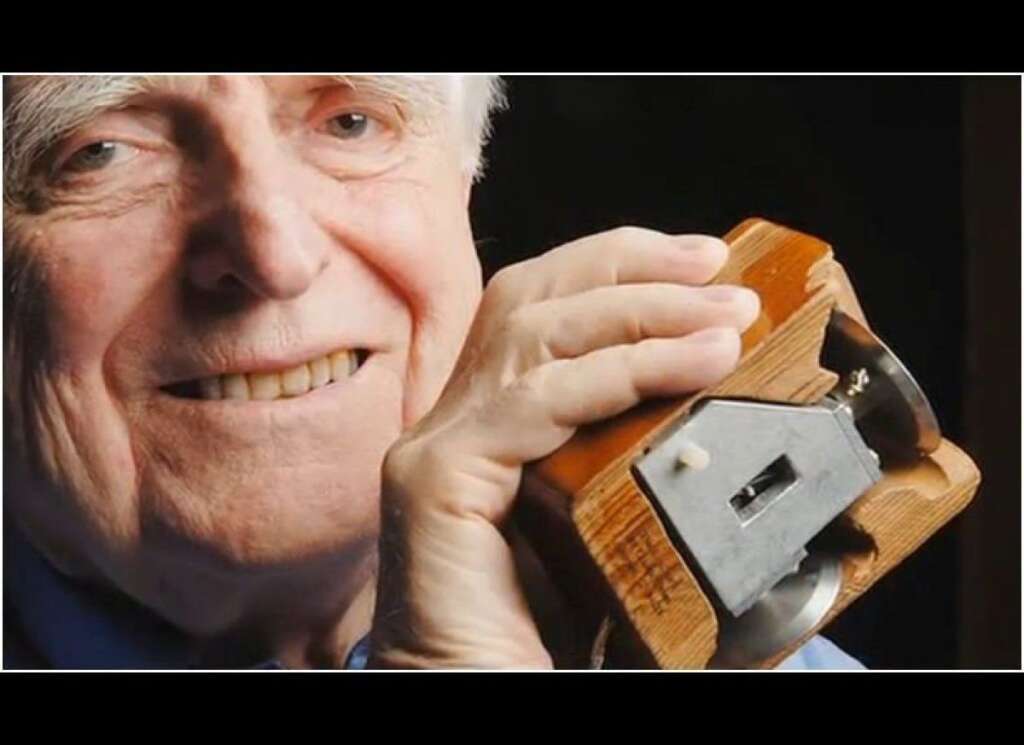 Douglas Engelbart - L'inventeur de la souris, Douglas Engelbart, est décédé le mardi 3 juillet à l'âge de 88 ans.