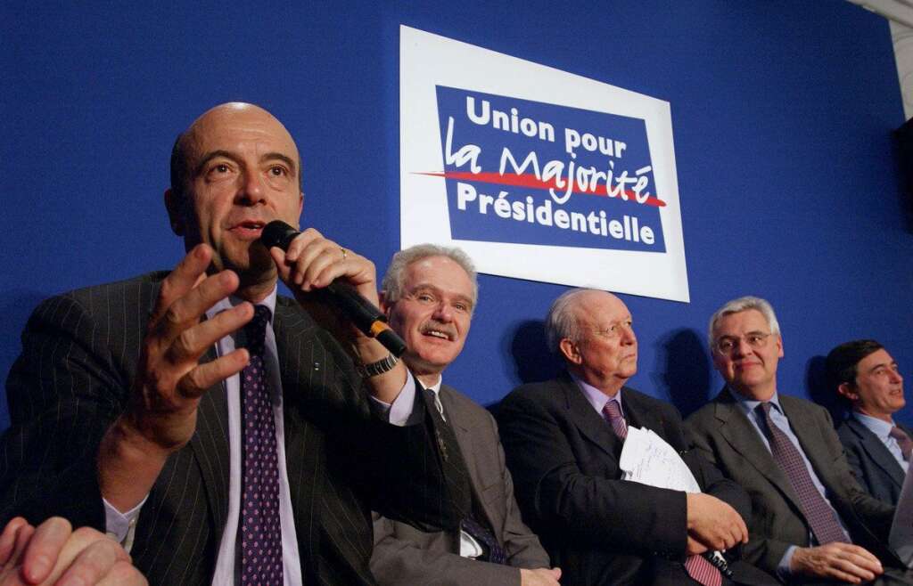 23 avril 2002: l'union des chiraquiens - Au surlendemain du "coup de tonnerre" du premier tour de la présidentielle 2002, les chiraquiens menés par Alain Juppé lancent "un grand parti de droite et de centre-droit", l'UMP (Union pour une majorité présidentielle). Objectif: fédérer les gaullistes, libéraux et démocrates-chrétiens qui ont soutenu la campagne de Jacques Chirac.