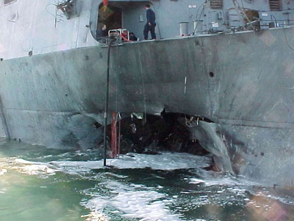 12 octobre 2000 - 17 marins américains tués dans le port d'Aden au Yémen dans l'attentat visant le destroyer américain USS Cole.
