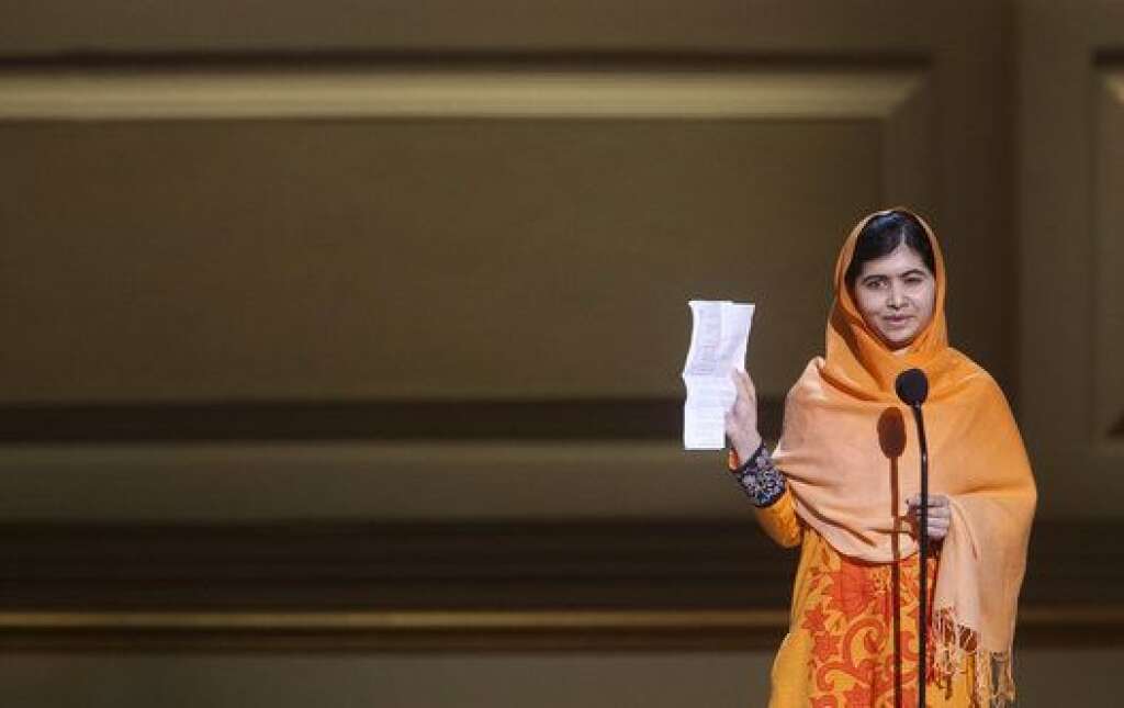 Malala icône médiatique - Son parcours l'a propulsée comme un symbole, voire une icône de la lutte pour l'accès à l'éducation. Malala a notamment reçu un prix dans le cadre de l'événement Women of the Year organisé par le magazine <em>Glamour</em>.