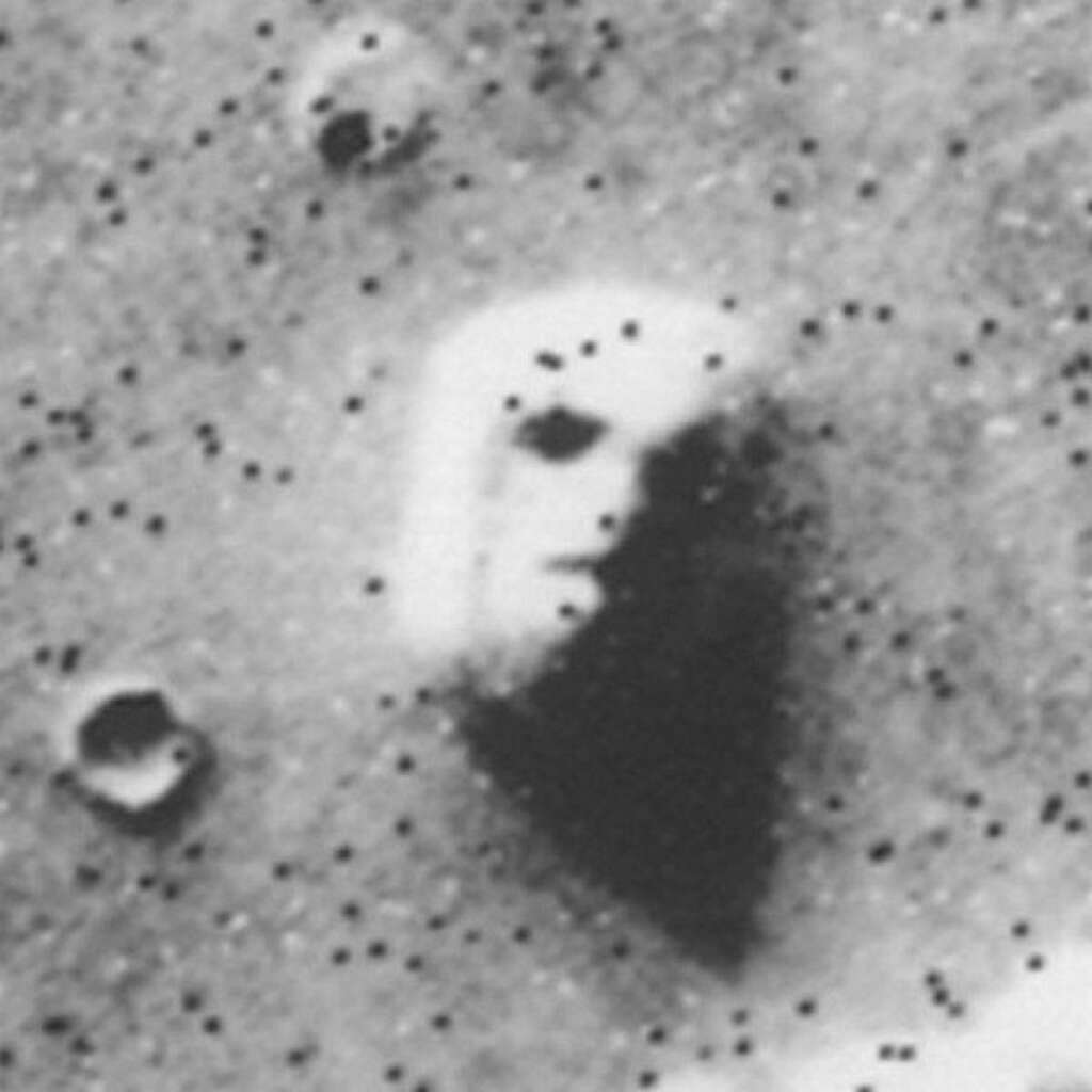 L'homme de Mars - Prise en 1976, cette photo a fait sensation, jusqu'à ce que des images de meilleures résolutions montrent que ce visage est en réalité la conséquence d'un jeu d'ombres.