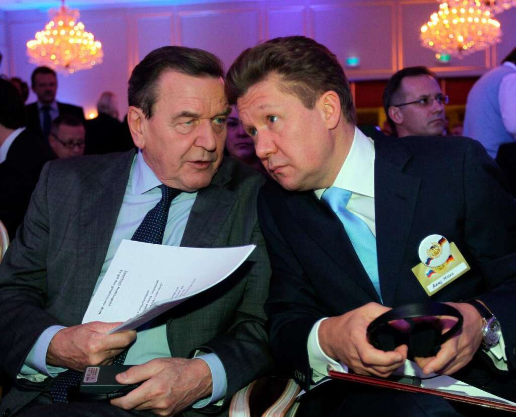 Gerhard Schroder, l'homme de Gazprom - Sans craindre de tomber dans le conflit d'intérêt, l'ancien chancelier allemand s'est tout de suite reconverti dans le privé après sa défaite aux législatives de 2005. L'année suivante, il prend la tête du conseil de surveillance de la North European Gas Company, filiale du groupe russe Gazprom. Il deviendra par la suite président de la filiale Nord Stream AG, chargée de construire un pipeline entre la Russie et l'Allemagne, décision validée sous son mandat.