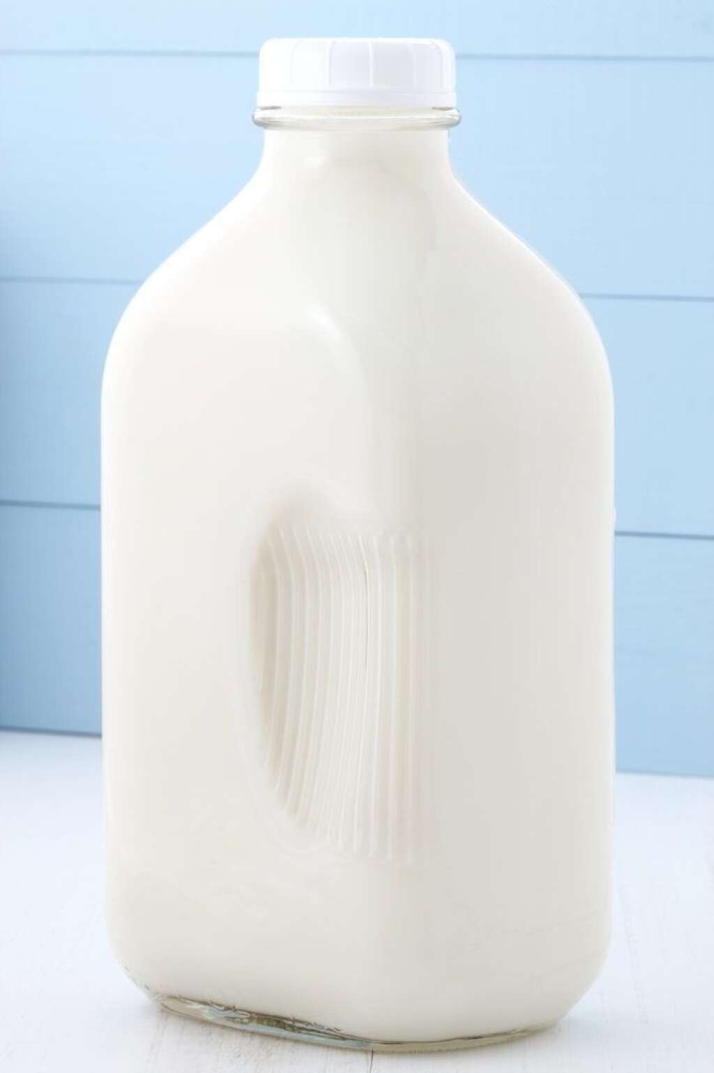 Lait - <strong>MYTHE:</strong> Le lait fait engraisser.   <strong>VÉRITÉ:</strong> Vrai et faux. Le lait 2 % ou plus est riche en gras saturés alors il faut en consommer modérément, mais vous pouvez choisir du lait écrémé ou du lait 1 % qui sont moins riches en gras.