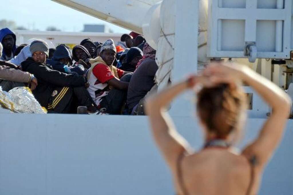 2013 - <strong>3 octobre - ITALIE :</strong> Une embarcation partie de Libye et transportant environ 500 migrants originaires de la Corne de l'Afrique prend feu et fait naufrage près de l'île italienne de Lampedusa (Sicile), faisant au moins 366 morts, dont de nombreux femmes et enfants. <br> <br>  <em>(Photo: dans le port d'Augusta en Sicile, le 16 avril 2015)</em>