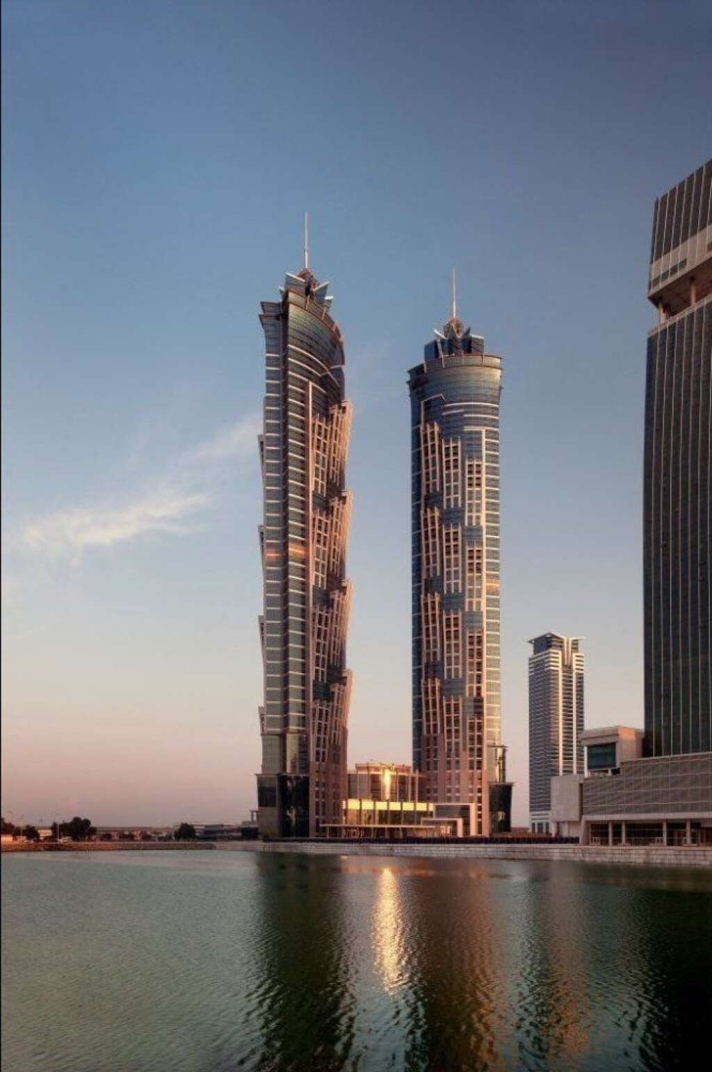 JW Marriott Marquis (Dubai, Emirats Arabes Unis) - <a href="http://www.trivago.com/?aDateRange%5Barr%5D=2013-06-30&aDateRange%5Bdep%5D=2013-07-01&iRoomType=7&iViewType=0&iGeoDistanceItem=8898&iPathId=549&">4. JW Marriott Marquis (Dubai, Emirats Arabes Unis)</a>  Cette structure stratosphérique s'élève à 355 mètres et est composée de plus de 800 chambres sur 77 étages. L'hôtel possède aussi 14 restaurants. Les chambres et suites ont été aménagées avec des matériaux de haute qualité dans un style moderne et minimaliste. La vue sur la ville, et principalement sur le quartier financier de Dubaï, est à couper le souffle. Et pour sortir du tumulte de la ville, son spa propose d'anciennes techniques de guérisons et toute une gamme de traitements traditionnels.  <em>(Photo Source: JW Marriott Marquis) </em>  <a href="http://www.trivago.com/?aDateRange%5Barr%5D=2013-06-30&aDateRange%5Bdep%5D=2013-07-01&iRoomType=7&iViewType=0&iGeoDistanceItem=8898&iPathId=549&">Voir plus de photos du JW Marriott Marquis>></a>