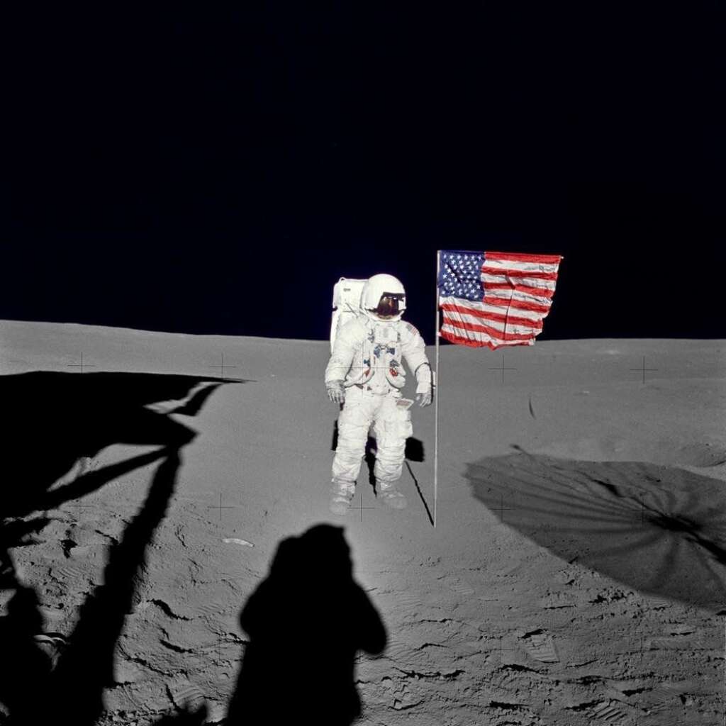 4 février - Edgar Mitchell - L'astronaute américain Edgar Mitchell, l'un des rares hommes à avoir jamais marché sur la Lune, est décédé à 85 ans en Floride, a annoncé la Nasa.  "L'astronaute Edgar Mitchell, pilote du module lunaire pour Apollo 14, est décédé jeudi dans un hôpital de West Palm Beach, en Floride, à la veille du 45e anniversaire de son atterrissage sur la Lune", écrit l'Agence spatiale américaine dans un communiqué.   "Edgar était l'un des douze hommes seulement à avoir marché sur la Lune et il a contribué à changer la perception que nous avons de notre place dans l'univers", a réagi le patron de la Nasa, Charles Bolden, cité dans le communiqué.