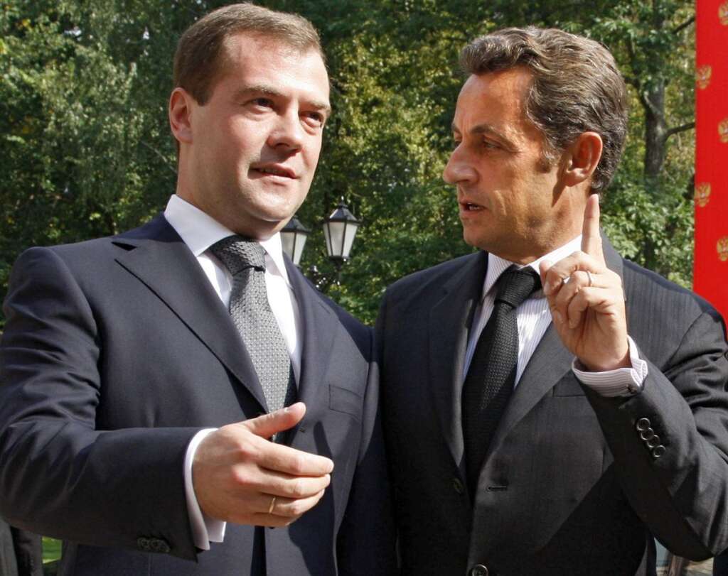 Août 2008: la crise géorgienne - Un conflit éclate entre la Russie et la Géorgie autour de la province sécessionniste d'Ossétie du Sud. En tant que président de l'UE, Nicolas Sarkozy intervient et tente d'imposer un cessez-le-feu. Si l'accord prévoit le retrait des troupes russes, il ne ferme pas la porte à un démembrement d'une partie de la Géorgie. Le rôle joué par Nicolas Sarkozy est toutefois salué.
