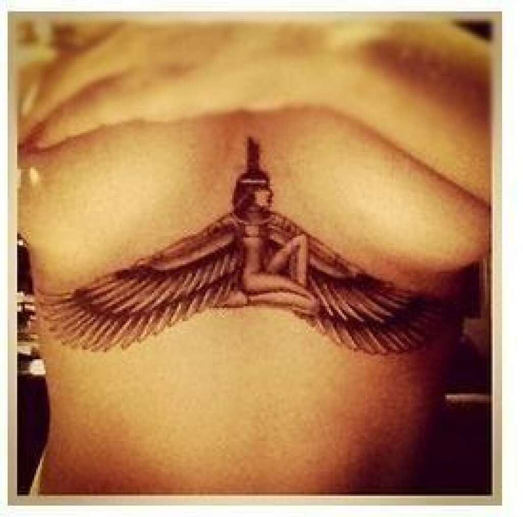 Le tatouage osé de Rihanna - La chanteuse <a href="http://www.huffingtonpost.fr/2012/09/10/rihanna-tatouage-seins-photos-twitter_n_1869846.html">a posté sur Twitter une photo de son nouveau tatouage pour le moins particulier</a>.