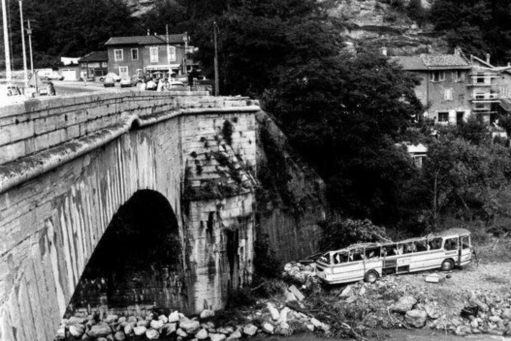 Vizille (1973) : 43 morts - Le 18 juillet 1973, lorsque qu'un autocar belge a chuté dans un virage près de Vizille (département de l'Isère), causant la mort de 43 personnes