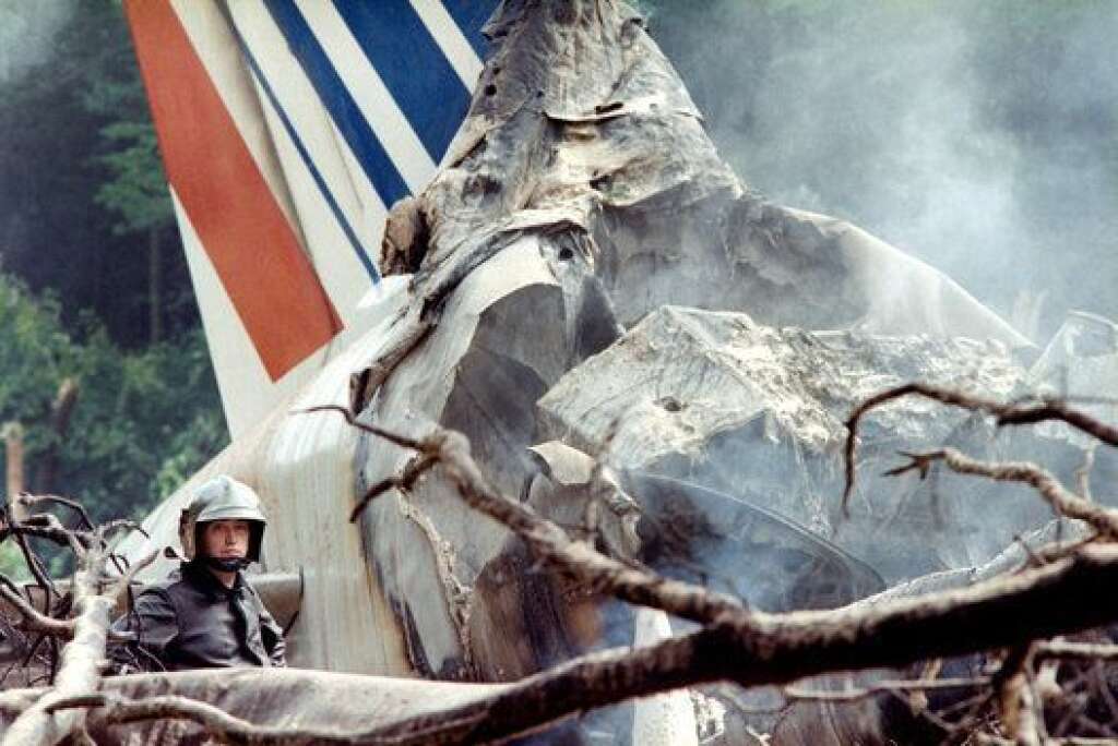 Le vol 296 Air France à Habsheim (26 juin 1988) - Le 26 juin 1988, le vol 296 Air France s'écrase à Habsheim, en Alsace, tuant 3 personnes et faisant 133 blessés. Il s'agit d'un vol d'essai qui a mal tourné. L'avion emportait des journalistes et des personnes effectuant un baptême de l'air. Il a volé à faible vitesse et à une trop basse altitude, provoquant son décrochage. L'appareil s'est enfoncé dans la forêt en bout de piste.