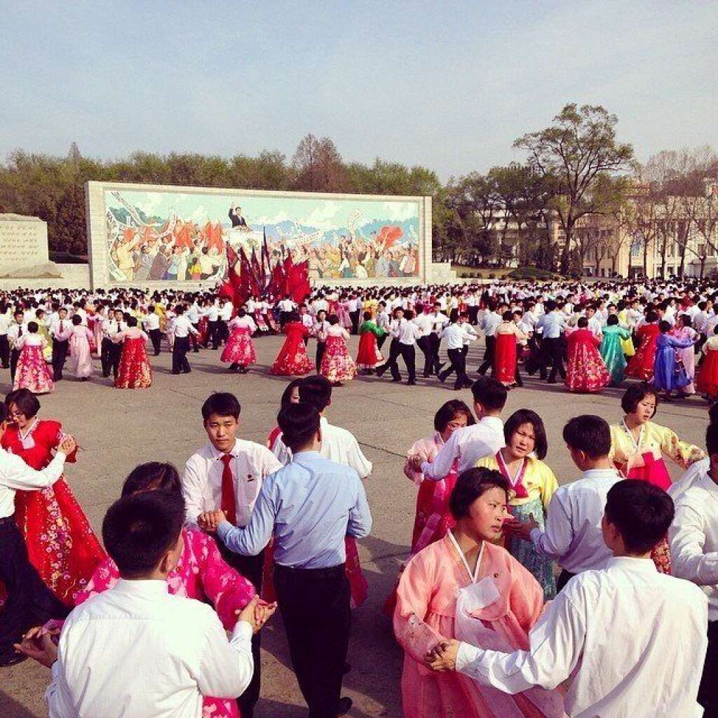 Les étudiants qui ont dancé pour l'anniversaire de Kim Il Sung -