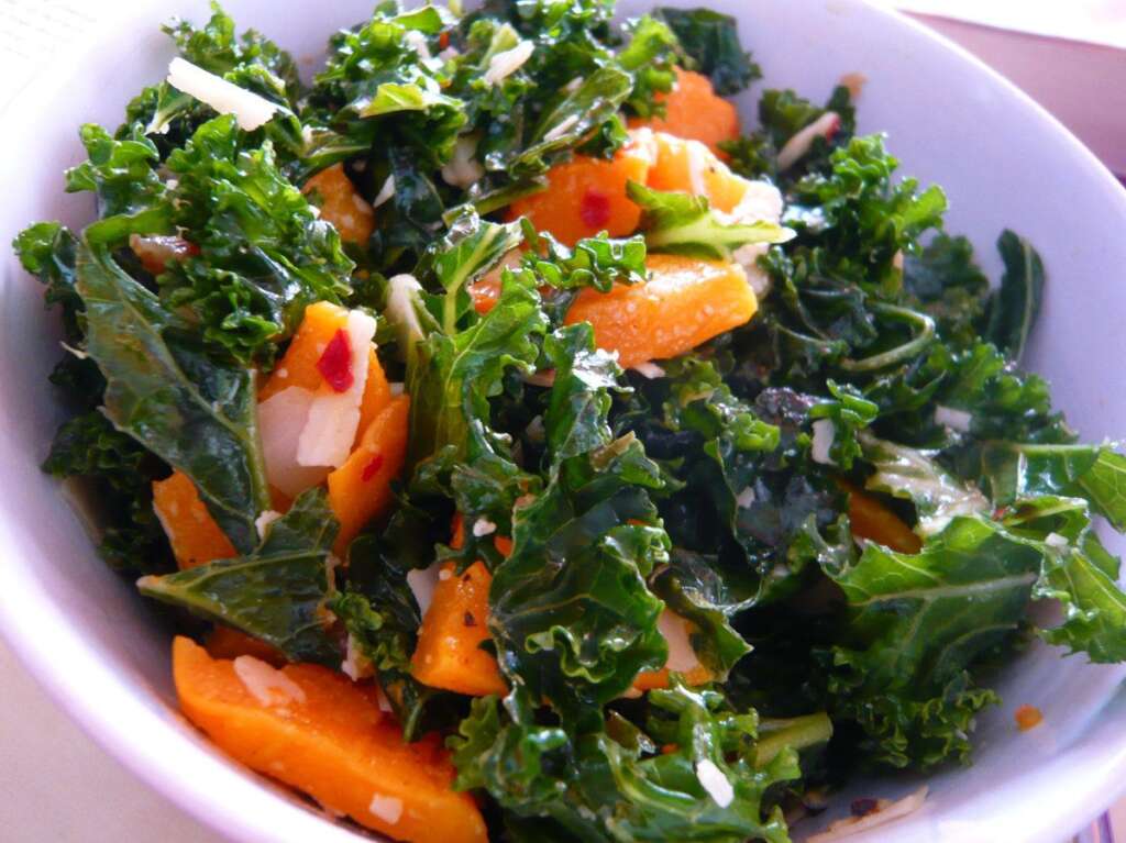 La première place: le choux frisé - <a href="http://nutritiondata.self.com/facts/vegetables-and-vegetable-products/2461/2">Pour 100 grammes: </a> 50 calories 2 grammes de fibres 135 milligrammes de calcium 447 milligrammes de potassium 120 milligrammes de vitamine C 15,376 UI de vitamine A  Le choux frisé contient beaucoup de vitamine A et de calcium. C'est aussi une salade très tendance, qui peut fournir plus de calcium qu'un verre de lait! Et son goût change des salades vertes traditionnelles.