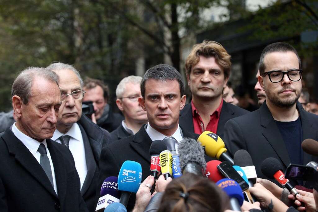 Novembre 2013: un tireur fou chez Libération - Après la chaîne BFMTV, le journal de gauche est la cible d'un tireur qui ouvre le feu sur un photographe au siège du quotidien.Ici, le directeur de Libé Nicolas Demorand au côté du ministre de l'Intérieur, Manuel Valls.