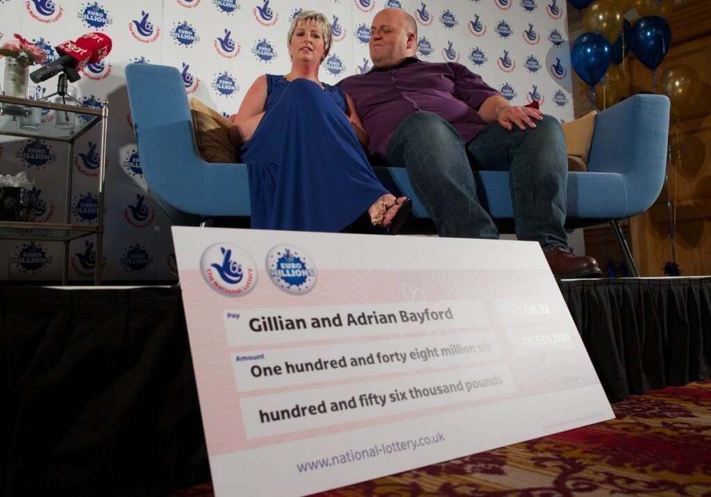 L'argent ne fait pas le bonheur - Tout avait si bien commencé. En août 2012, Adrian et Gillian Bayford, un couple du Suffolk (Angleterre) a remporté la somme record de 190 millions. Contrairement a beaucoup de vainqueurs, le couple avait célébré son gain publiquement. "Ce sera fantastique de pouvoir passer plus de temps en famille maintenant", avait déclaré Gillian.  Malheureusement, un an plus tard, <a href="http://www.independent.co.uk/news/people/news/148m-winners-adrian-and-gillian-bayford-announce-marriage-split-a-year-after-jackpot-joy-8951243.html" target="_blank">le couple annonçait son divorce</a>, sans faire de commentaire cette fois-ci. Selon une porte-parole de la loterie anglaise citant une étude réalisée par leur soin,  2% seulement de gros gagnants se séparent de leur partenaire.
