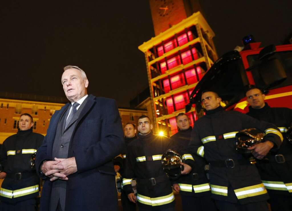 Jean-Marc Ayrault avec des pompiers de Paris - Le Premier ministre a visité le siège de la Brigade des pompiers de Paris.