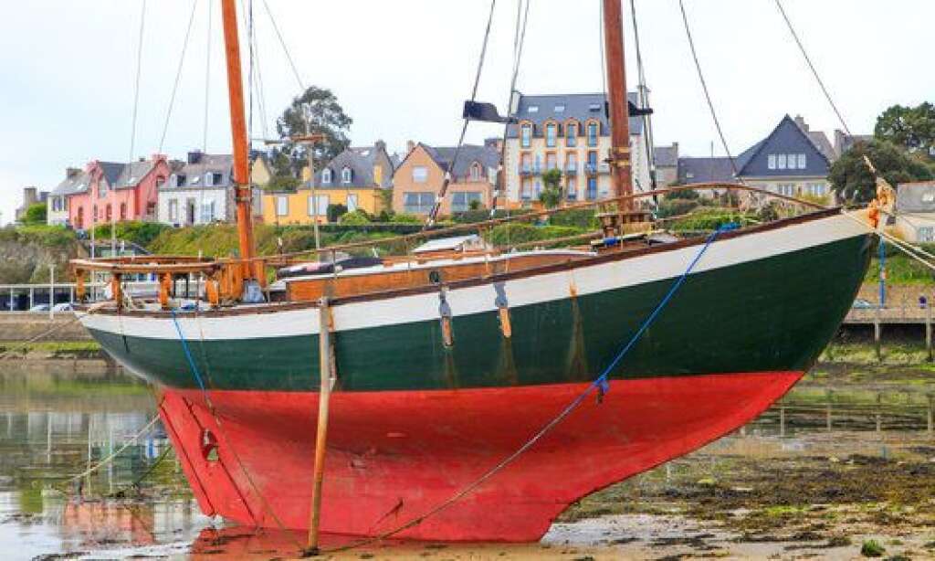 France - Un voilier au carénage dans la baie de Camaret, Finistère