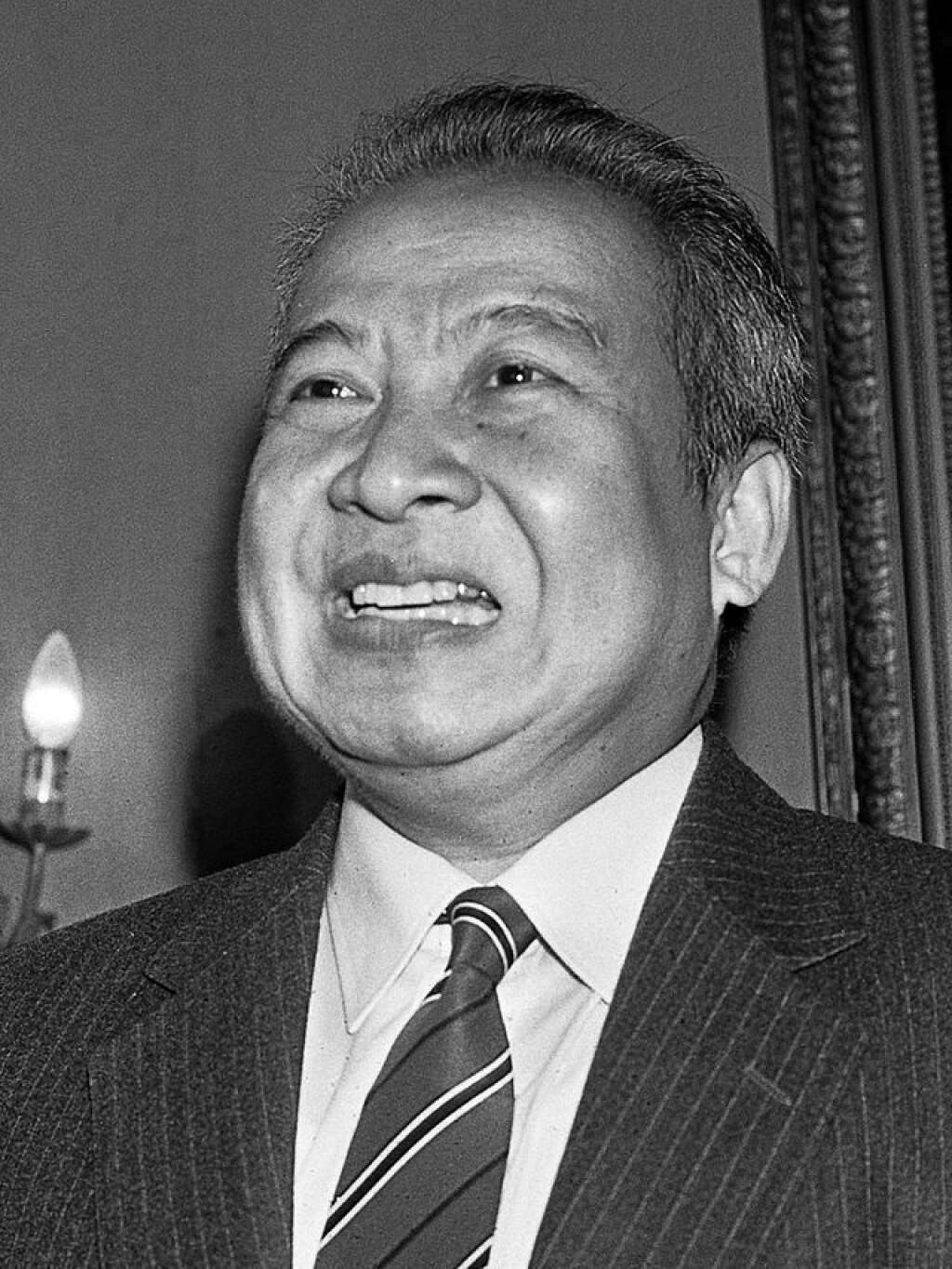 Norodom Sihanouk - Le roi du Cambodge Norodom Sihanouk, 81 ans, renonce à la couronne le 7 octobre 2004 alors qu'il est soigné depuis quelques mois à Pékin pour un cancer. Le Conseil du trône choisit comme successeur, un de ses fils, le prince Norodom Sihamoni. Monté une première fois sur le trône en 1941, Sihanouk avait déjà abdiqué en 1955 en faveur de son père, avant de redevenir monarque constitutionnel en 1993.