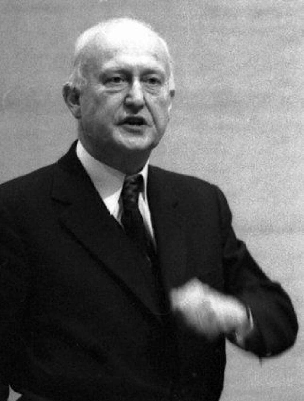 6- Pierre Pfimlin (32 jours) - Ministre de la Coopération de Pompidou, Pierre Pfimlin, avait renoncé à son maroquin en mai 1962, 32 jours après sa nomination, pour protester contre les propos du général de Gaulle hostiles à l'intégration européenne.
