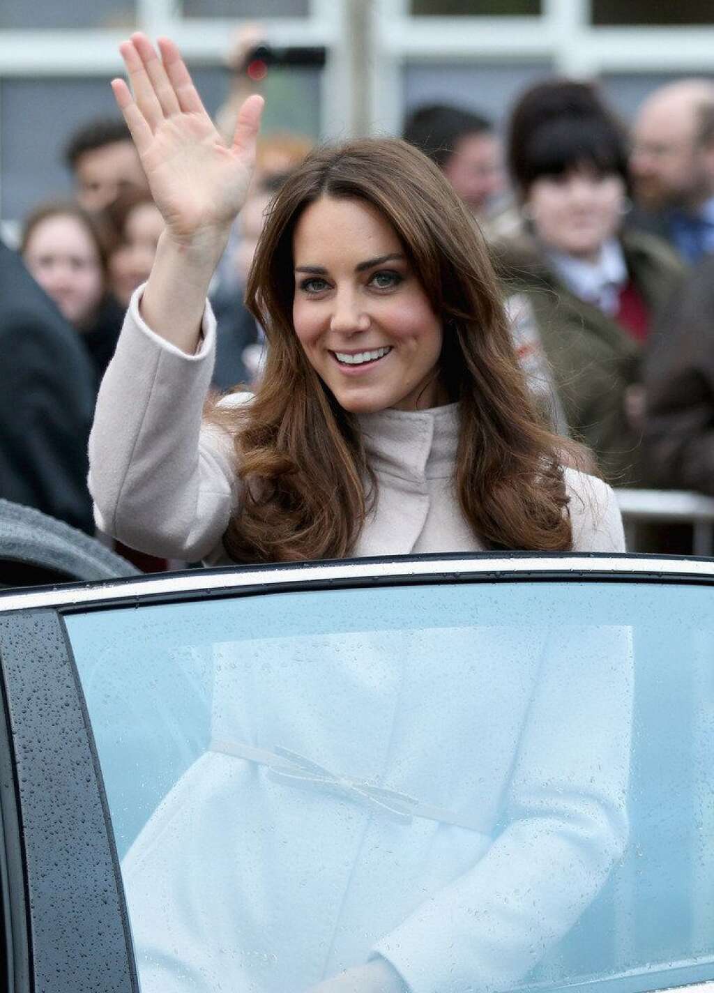 Le changement, c'est... - Kate Middleton a légèrement modifié sa coiffure, révélant lors d'une visite officielle à Cambridge (Royaume-Uni) un subtil dégradé mettant en valeur ses longueurs ondulées. Un nouveau changement qui risque d'alimenter les rumeurs de grossesse qui entourent la duchesse.