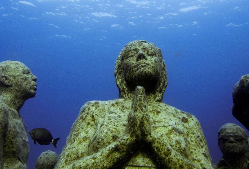 Découvrez les sculptures de l'artiste Jason de Caires Taylor - Inauguré en Novembre 2009, le musée sub-aquatique le plus grand du monde se situe dans le Parc National Maritime de Cancun au large du Mexique.