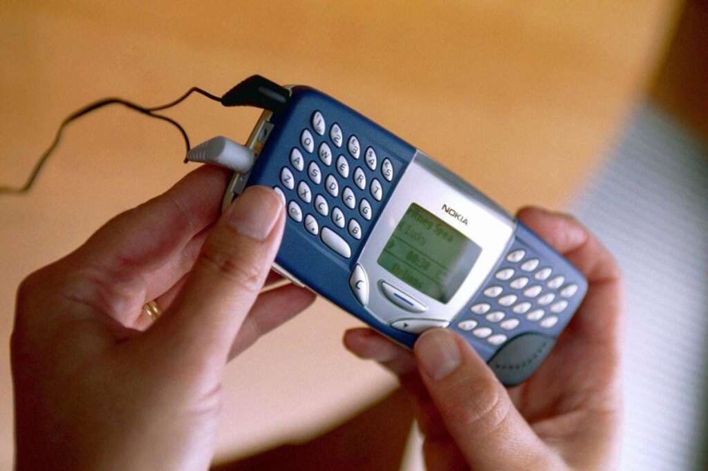 2001 - Nokia 5510 - L'utilisation du SMS commençant à se répandre, il intègre un clavier, comme les Blackberry.