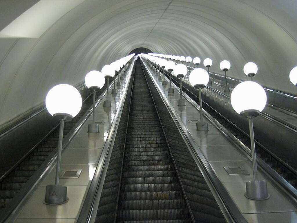 Escalier du métro de Moscou (Russie) -