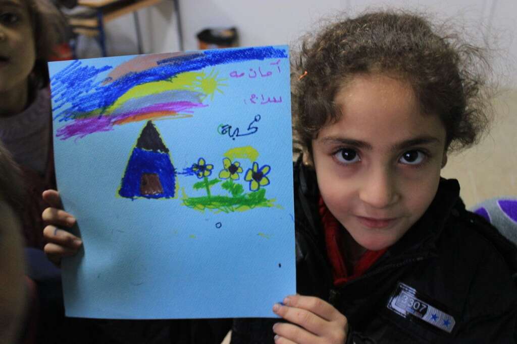 Lina, 8 ans - Lina voit la paix comme un ciel plein de couleurs, une belle maison et des fleurs. "Sécurité, paix et amour", a-t-elle écrit en rose.