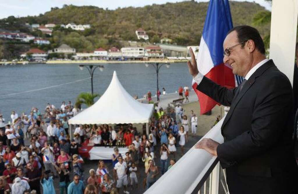 Saint-Barthélémy - mai 2015 - 35 ans après VGE, François Hollande se rend sur l'île où il n'a recueilli que 17% des voix à la présidentielle. Il y promet un compromis pour sortir d'un contentieux fiscal né de son émancipation de la Guadeloupe.