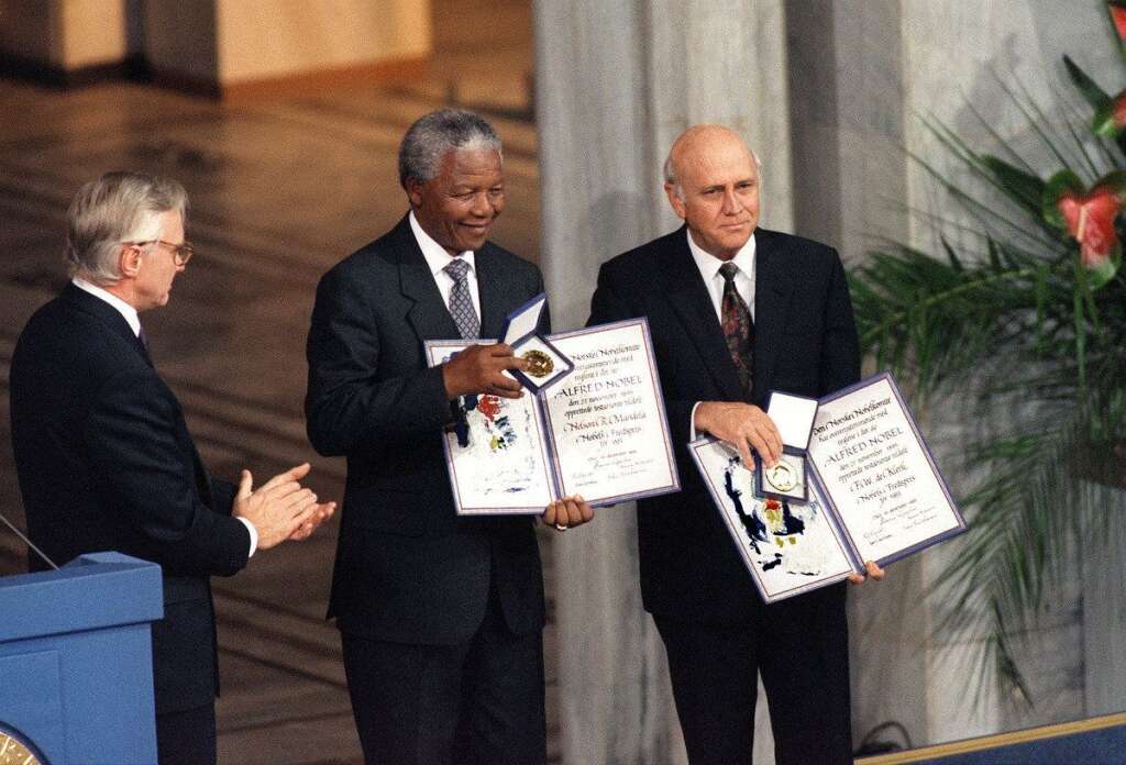 Il reçoit son prix Nobel de la paix en 1993, partagé avec le dernier président de l'apartheid, Frederik De Klerk. -