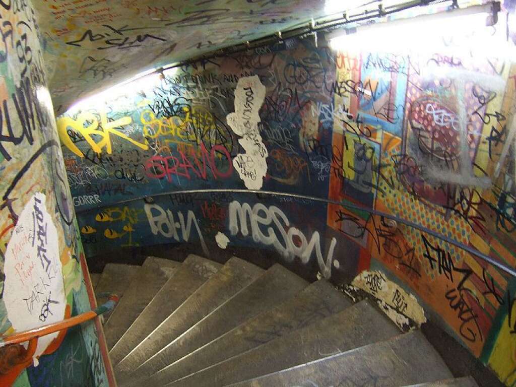 Bonus : escalier de la station de métro Abbesses (Paris) - Photo prise en 2006, alors que la station n'avait pas été repeinte.