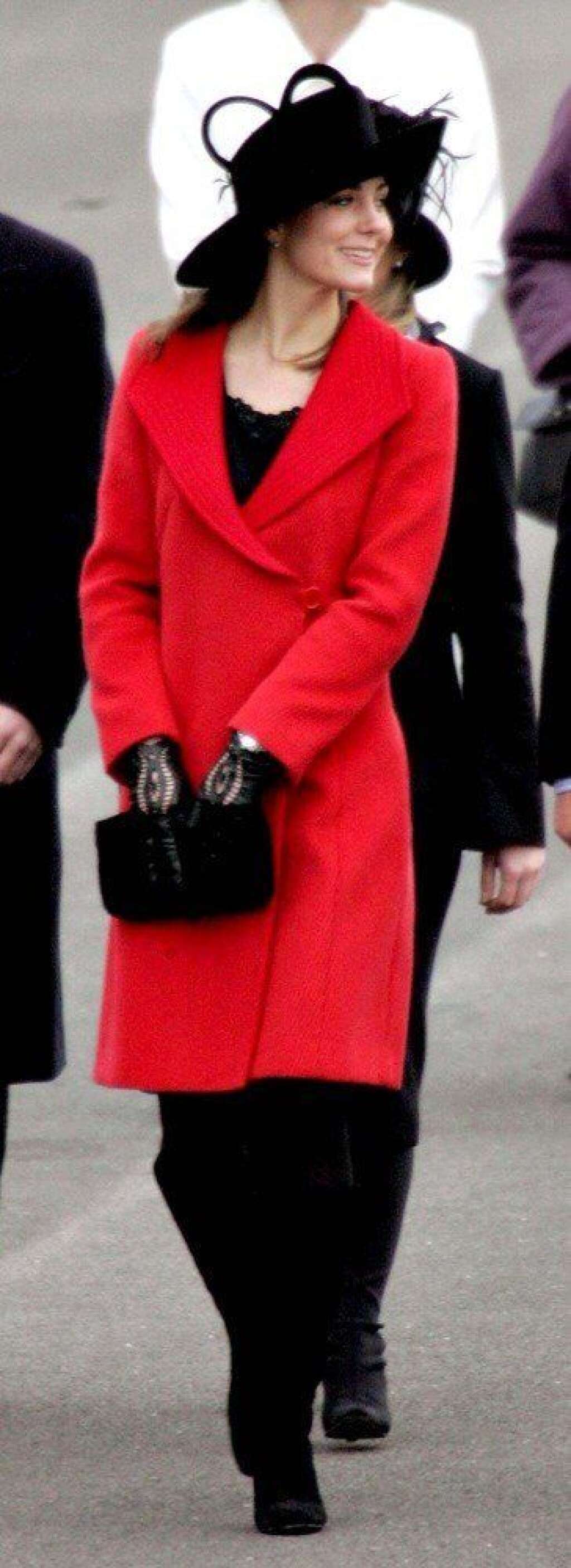 Look royal - Kate Middleton fait partie de ces femmes qui possèdent une élégance toute naturelle. Quatre ans avant ses fiançailles avec le prince William, elle arbore lors d'un défilé de l'Académie royale militaire de Sandhurst un magnifique chapeau, accessoire emblématique de la famille royale britannique. Nous sommes en 2006.