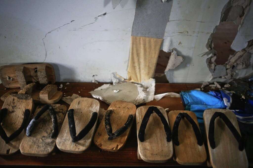 - Des chaussures traditionnelles abandonnées à l'entrée d'un centre détruit par le tsunami.