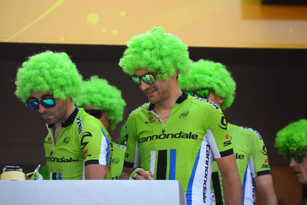 Perruques vertes pour l'équipe du maillot vert, Peter Sagan -