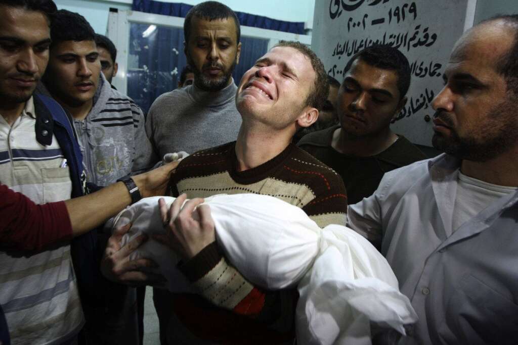 La photo du journaliste de la BBC portant son fils mort à Gaza - C'est une photo poignante. <a href="http://www.huffingtonpost.fr/2012/11/17/la-photo-du-journaliste-de-la-bbc-portant-son-fils-mort-a-gaza-tour-medias-pourquoi_n_2150859.html">L'image terrible d'un père, désespéré, qui pleure son fils de 11 mois</a>.