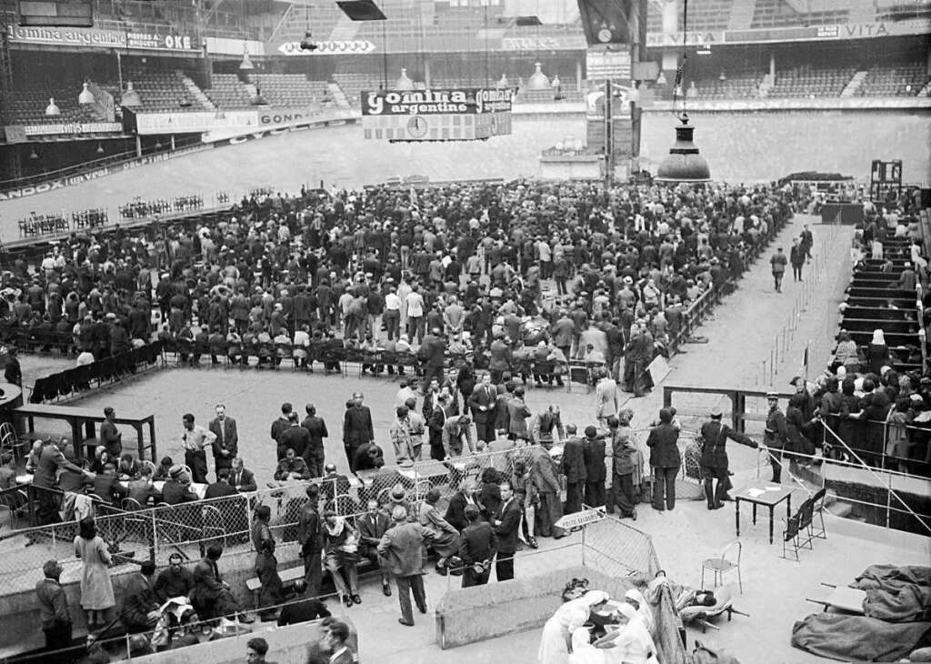 Les collaborateurs avec l'occupant allemand sont arrêtés et rassemblés au Velodrome d'Hiver, en août 1944 à Paris.