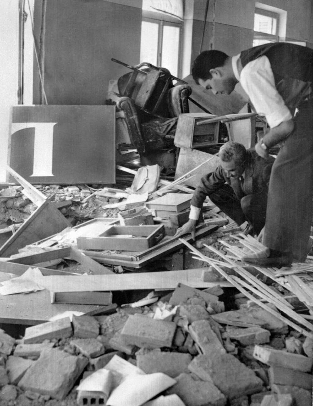 Avril 1962: l'OAS cible le "Journal d'Alger" - De personnes examinant les décombres des locaux du "Journal d'Alger" après un attentat à la bombe, pendant la guerre d'Algérie, après la signature des accords d'Evian, alors que l'OAS poursuit sa politique de la terre brûlée